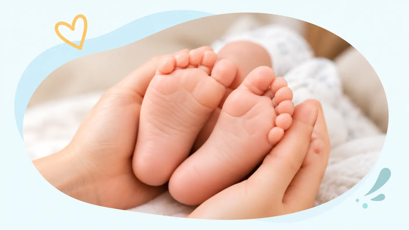 Pieds d’un nouveau-né tenus dans des mains